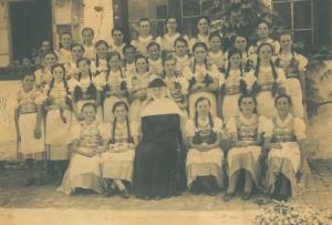 Iskolások apácával 1940-es évek