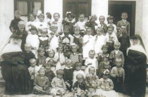 Óvodások apácákkal 1928.